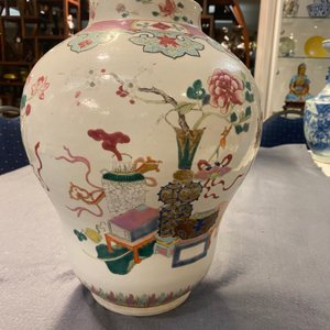 A Chinese famille rose 'antiquities' vase, Qianlong — photo 11