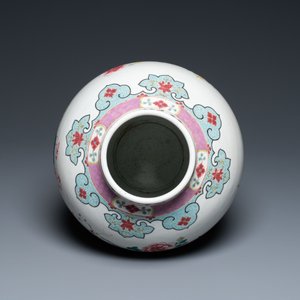 A Chinese famille rose 'antiquities' vase, Qianlong — photo 6