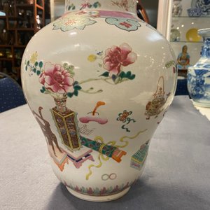 A Chinese famille rose 'antiquities' vase, Qianlong — photo 9