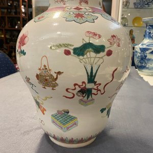 A Chinese famille rose 'antiquities' vase, Qianlong — photo 10