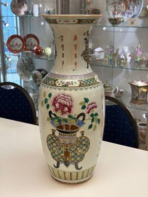 A Chinese famille rose 'Antiquities' vase, signed Zha Bing He Shi 查炳和氏, 19th C. — 照片 1