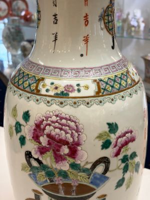 A Chinese famille rose 'Antiquities' vase, signed Zha Bing He Shi 查炳和氏, 19th C. — 照片 3