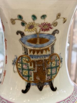 A Chinese famille rose 'Antiquities' vase, signed Zha Bing He Shi 查炳和氏, 19th C. — 照片 5