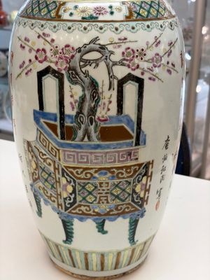 A Chinese famille rose 'Antiquities' vase, signed Zha Bing He Shi 查炳和氏, 19th C. — 照片 9
