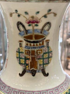 A Chinese famille rose 'Antiquities' vase, signed Zha Bing He Shi 查炳和氏, 19th C. — 照片 10