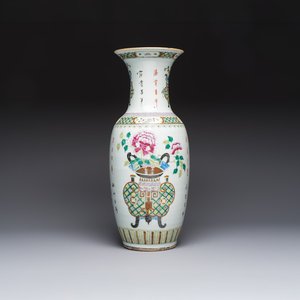 A Chinese famille rose 'Antiquities' vase, signed Zha Bing He Shi 查炳和氏, 19th C. — 照片 1