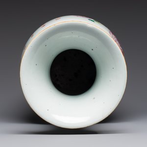 A Chinese famille rose 'Antiquities' vase, signed Zha Bing He Shi 查炳和氏, 19th C. — 照片 5