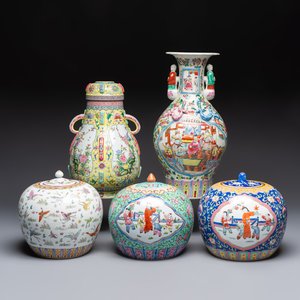 A Chinese famille rose archaistic covered vase, a vase, and three covered ginger jars, Qianlong marks, 20th C. — photo 1
