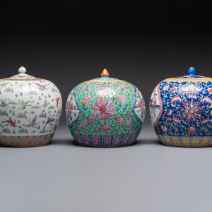 A Chinese famille rose archaistic covered vase, a vase, and three covered ginger jars, Qianlong marks, 20th C. — photo 11