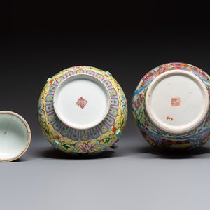 A Chinese famille rose archaistic covered vase, a vase, and three covered ginger jars, Qianlong marks, 20th C. — photo 7