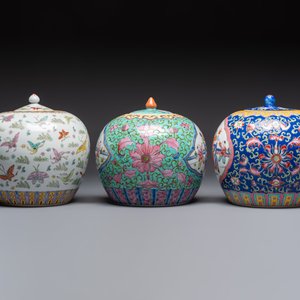 A Chinese famille rose archaistic covered vase, a vase, and three covered ginger jars, Qianlong marks, 20th C. — photo 9