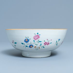A Chinese famille rose armorial bowl, Qianlong — 照片 5