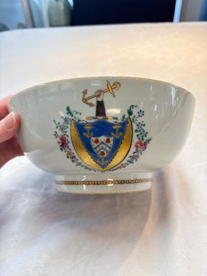 A Chinese famille rose armorial bowl with the arms of Byde with Hope in pretense, Qianlong, ca. 1775 — photo 4