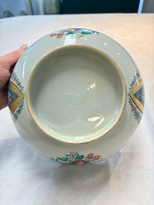 A Chinese famille rose armorial bowl with the arms of Byde with Hope in pretense, Qianlong, ca. 1775 — photo 7