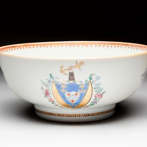 A Chinese famille rose armorial bowl with the arms of Byde with Hope in pretense, Qianlong, ca. 1775 — photo 1