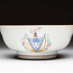 A Chinese famille rose armorial bowl with the arms of Byde with Hope in pretense, Qianlong, ca. 1775 — photo 2