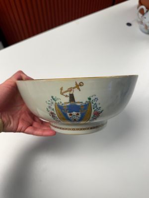A Chinese famille rose armorial bowl with the arms of Byde with Hope in pretense, Qianlong, ca. 1775 — 照片 11