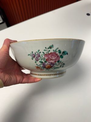A Chinese famille rose armorial bowl with the arms of Byde with Hope in pretense, Qianlong, ca. 1775 — 照片 12
