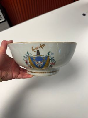 A Chinese famille rose armorial bowl with the arms of Byde with Hope in pretense, Qianlong, ca. 1775 — 照片 13