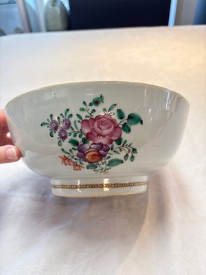 A Chinese famille rose armorial bowl with the arms of Byde with Hope in pretense, Qianlong, ca. 1775 — 照片 3