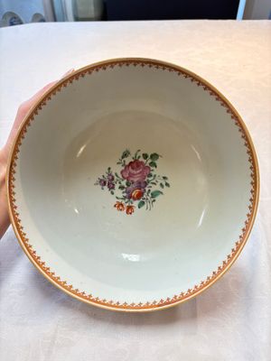 A Chinese famille rose armorial bowl with the arms of Byde with Hope in pretense, Qianlong, ca. 1775 — 照片 5