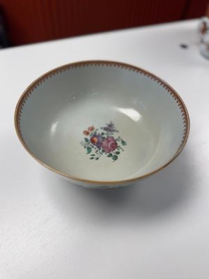 A Chinese famille rose armorial bowl with the arms of Byde with Hope in pretense, Qianlong, ca. 1775 — 照片 9