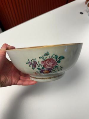 A Chinese famille rose armorial bowl with the arms of Byde with Hope in pretense, Qianlong, ca. 1775 — 照片 10