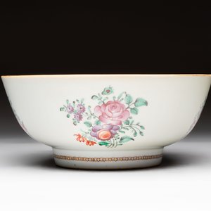 A Chinese famille rose armorial bowl with the arms of Byde with Hope in pretense, Qianlong, ca. 1775 — 照片 3