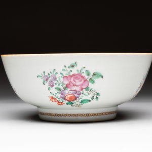 A Chinese famille rose armorial bowl with the arms of Byde with Hope in pretense, Qianlong, ca. 1775 — 照片 5
