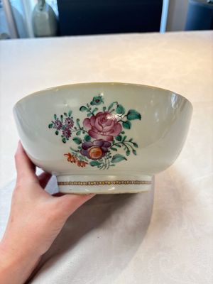 A Chinese famille rose armorial bowl with the arms of Byde with Hope in pretense, Qianlong, ca. 1775 — 照片 1