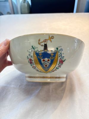 A Chinese famille rose armorial bowl with the arms of Byde with Hope in pretense, Qianlong, ca. 1775 — 照片 2