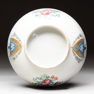 A Chinese famille rose armorial bowl with the arms of Byde with Hope in pretense, Qianlong, ca. 1775 — 照片 7