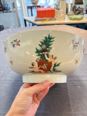 A Chinese famille rose armorial bowl with the arms of Troutbeck for the English market, Qianlong, ca. 1775 — foto 1