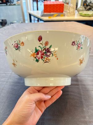 A Chinese famille rose armorial bowl with the arms of Troutbeck for the English market, Qianlong, ca. 1775 — foto 2