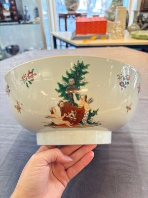 A Chinese famille rose armorial bowl with the arms of Troutbeck for the English market, Qianlong, ca. 1775 — foto 3