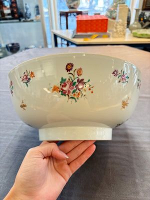 A Chinese famille rose armorial bowl with the arms of Troutbeck for the English market, Qianlong, ca. 1775 — foto 4