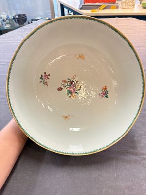 A Chinese famille rose armorial bowl with the arms of Troutbeck for the English market, Qianlong, ca. 1775 — foto 5
