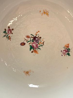 A Chinese famille rose armorial bowl with the arms of Troutbeck for the English market, Qianlong, ca. 1775 — foto 6