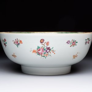 A Chinese famille rose armorial bowl with the arms of Troutbeck for the English market, Qianlong, ca. 1775 — foto 2