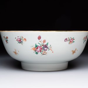 A Chinese famille rose armorial bowl with the arms of Troutbeck for the English market, Qianlong, ca. 1775 — foto 4