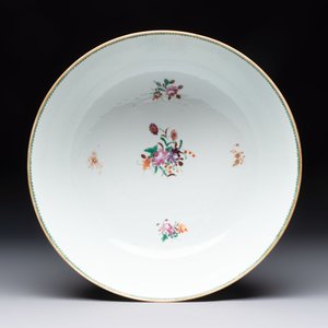 A Chinese famille rose armorial bowl with the arms of Troutbeck for the English market, Qianlong, ca. 1775 — foto 5