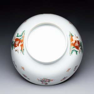 A Chinese famille rose armorial bowl with the arms of Troutbeck for the English market, Qianlong, ca. 1775 — foto 6