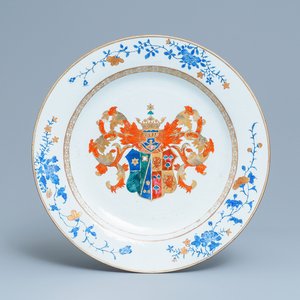 A Chinese famille rose armorial charger for the European market, Yongzheng/Qianlong — 照片 1