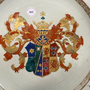 A Chinese famille rose armorial charger for the European market, Yongzheng/Qianlong — 照片 6