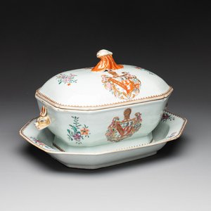 A Chinese famille rose armorial covered tureen and stand with the arms of Maltby impaling Lyne for the English market, Qianlong, ca. 1765 — 照片 1