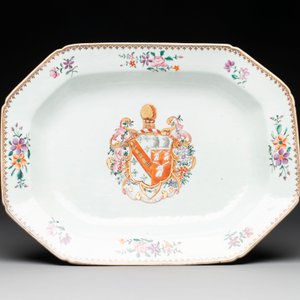 A Chinese famille rose armorial covered tureen and stand with the arms of Maltby impaling Lyne for the English market, Qianlong, ca. 1765 — 照片 3
