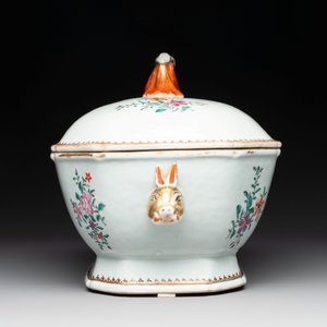 A Chinese famille rose armorial covered tureen and stand with the arms of Maltby impaling Lyne for the English market, Qianlong, ca. 1765 — 照片 8
