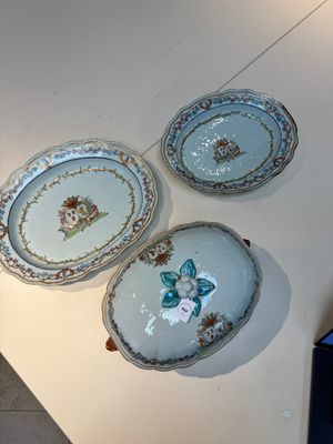 A Chinese famille rose armorial covered tureen, stand and serving dish with the arms of Visdelou for the French market, Qianlong, ca. 1765 — photo 1