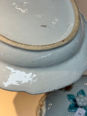 A Chinese famille rose armorial covered tureen, stand and serving dish with the arms of Visdelou for the French market, Qianlong, ca. 1765 — photo 11