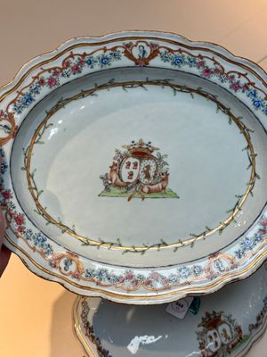 A Chinese famille rose armorial covered tureen, stand and serving dish with the arms of Visdelou for the French market, Qianlong, ca. 1765 — photo 14